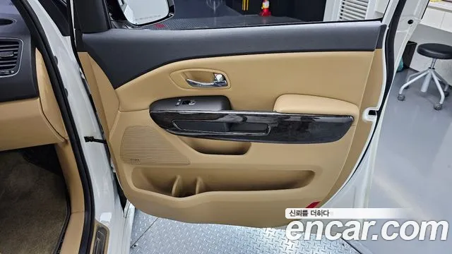 Kia Carnival — фото 24