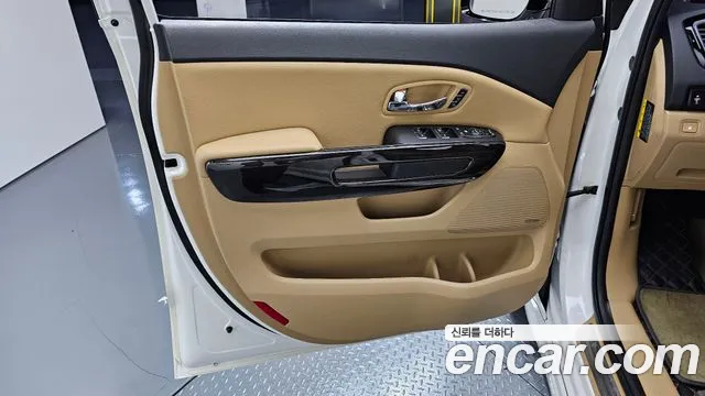 Kia Carnival — фото 25