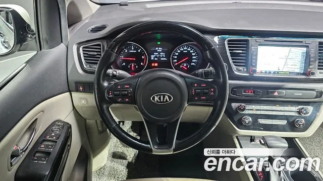 Kia Carnival — фото 12