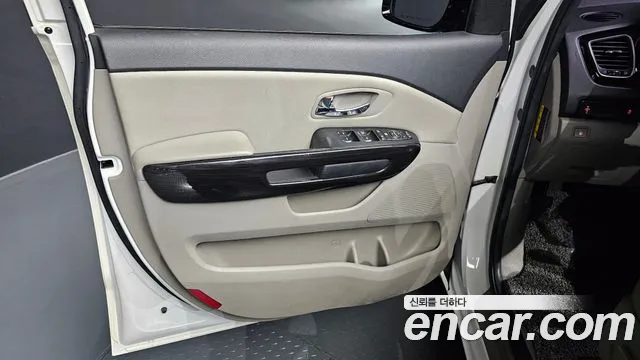 Kia Carnival — фото 24