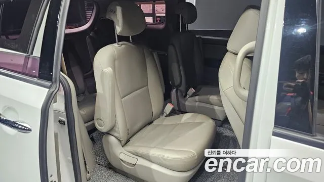 Kia Carnival — фото 10