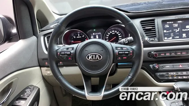 Kia Carnival — фото 12