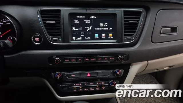 Kia Carnival — фото 13