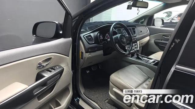Kia Carnival — фото 10