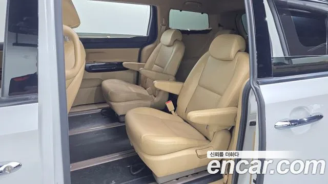 Kia Carnival — фото 11