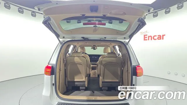 Kia Carnival — фото 17