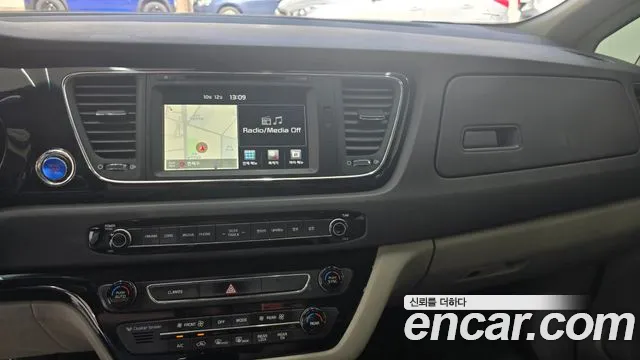 Kia Carnival — фото 10