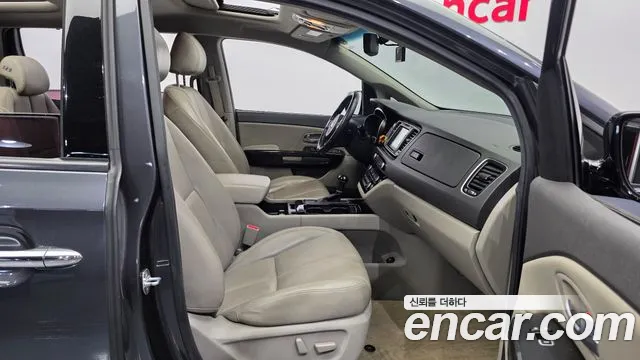 Kia Carnival — фото 12