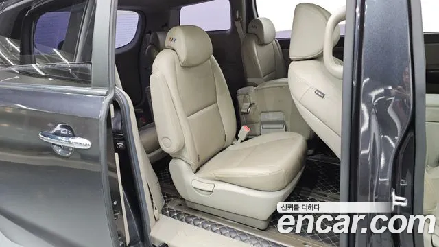 Kia Carnival — фото 11