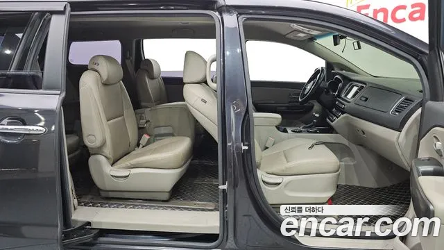 Kia Carnival — фото 12