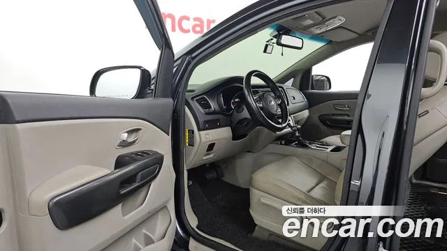 Kia Carnival — фото 10
