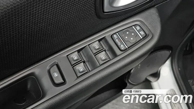 Renault Clio — фото 17