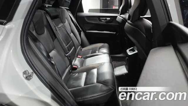 Volvo XC60 — фото 11