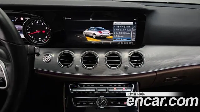 Mercedes-Benz E-Class — фото 16