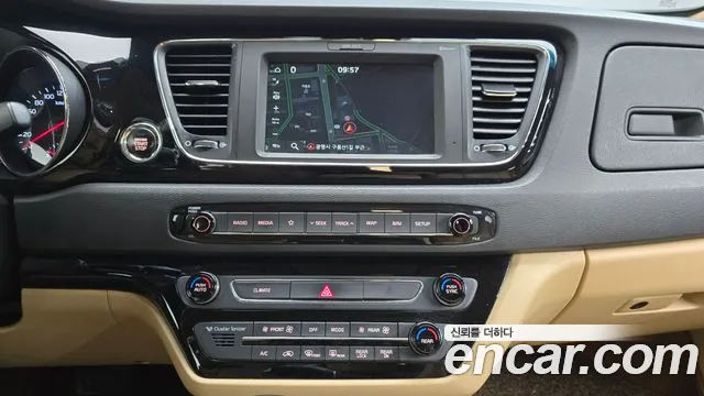 Kia Carnival — фото 12