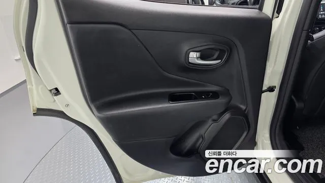 Jeep Renegade — фото 25