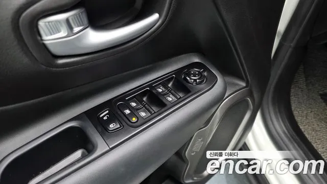 Jeep Renegade — фото 29