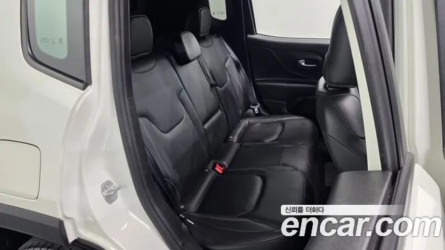 Jeep Renegade — фото 10