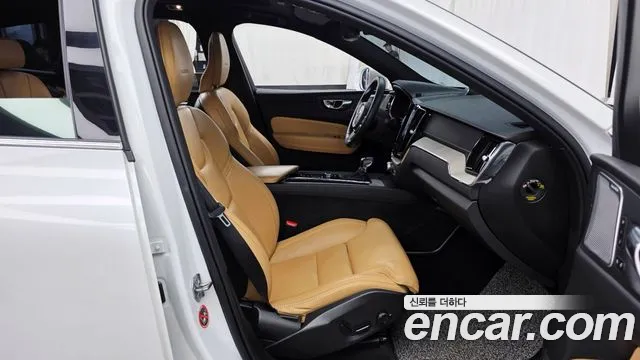 Volvo XC60 — фото 11