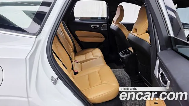 Volvo XC60 — фото 12
