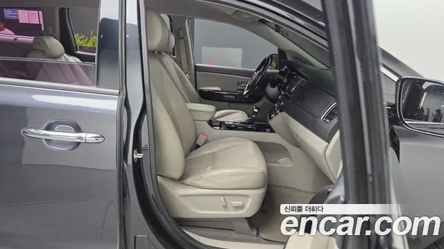 Kia Carnival — фото 11