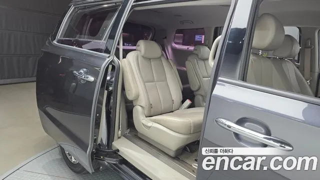 Kia Carnival — фото 12
