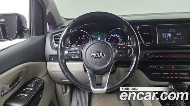 Kia Carnival — фото 14