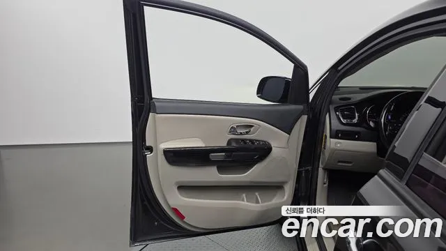 Kia Carnival — фото 24