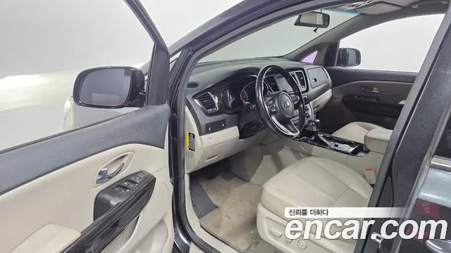Kia Carnival — фото 10