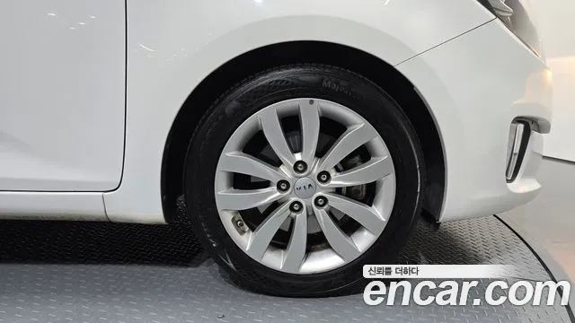 Kia Carens — фото 21