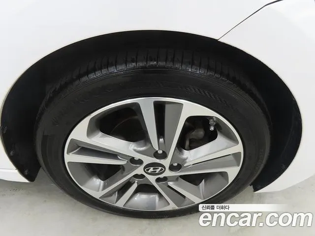 Hyundai Avante — фото 20