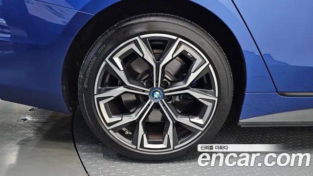 BMW i4 — фото 5