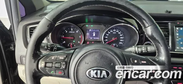 Kia Carnival — фото 14