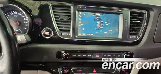 Kia Carnival — фото 15