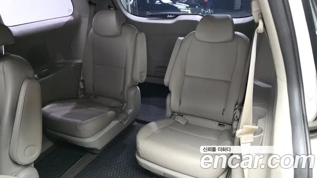 Kia Carnival — фото 12