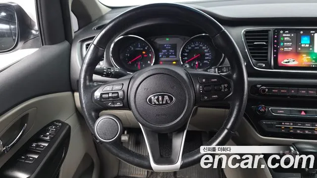 Kia Carnival — фото 13