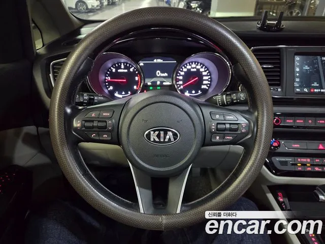 Kia Carnival — фото 11