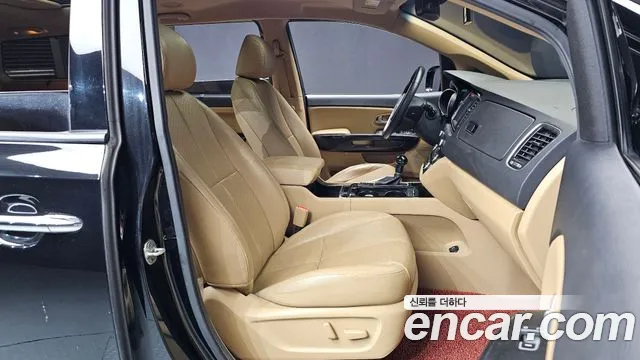 Kia Carnival — фото 12