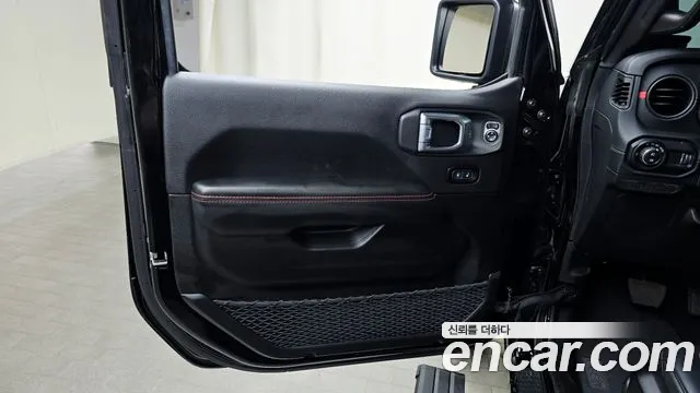 Jeep Wrangler — фото 24