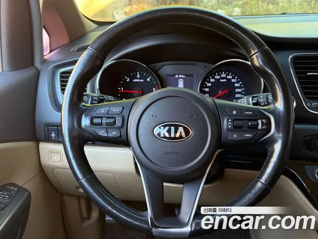 Kia Carnival — фото 10