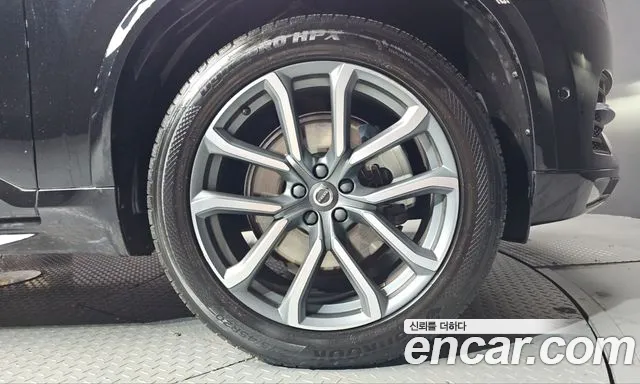 Volvo XC90 — фото 21