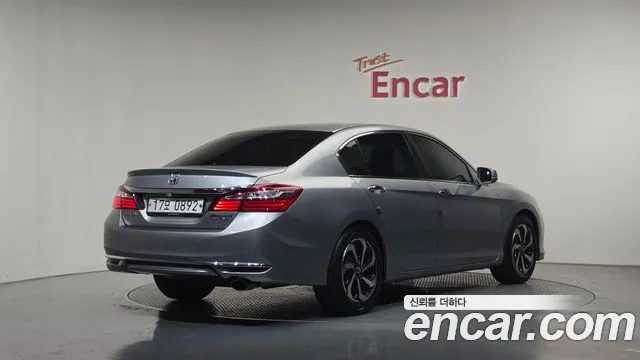 Honda Accord — фото 1