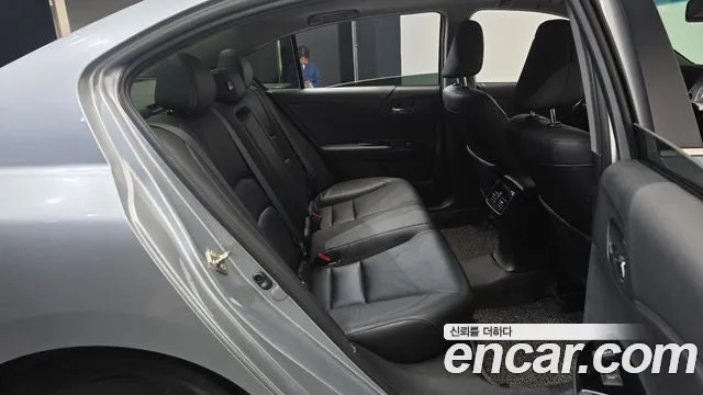 Honda Accord — фото 10