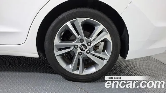 Hyundai Avante — фото 21
