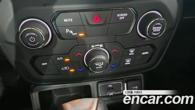 Jeep Renegade — фото 13