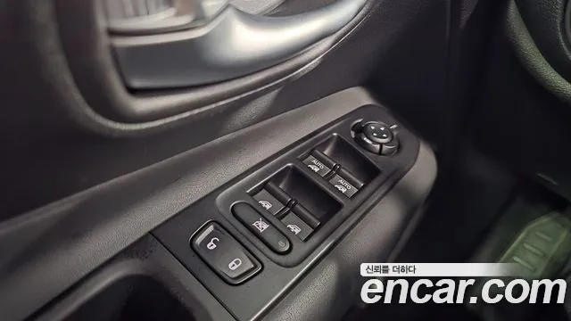 Jeep Renegade — фото 15