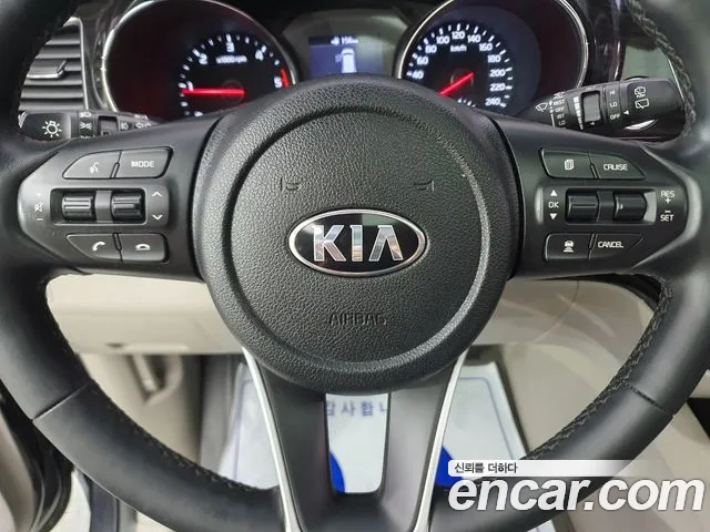 Kia Carnival — фото 16