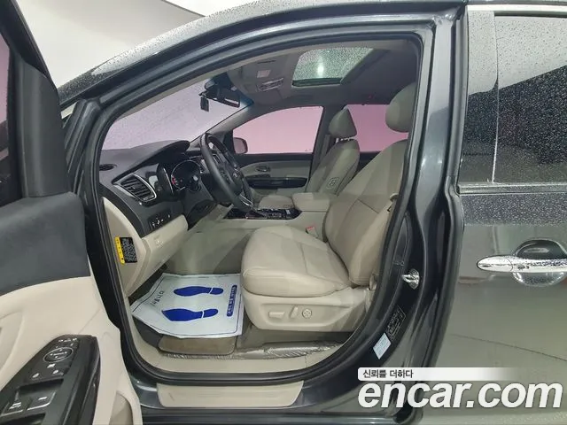 Kia Carnival — фото 10