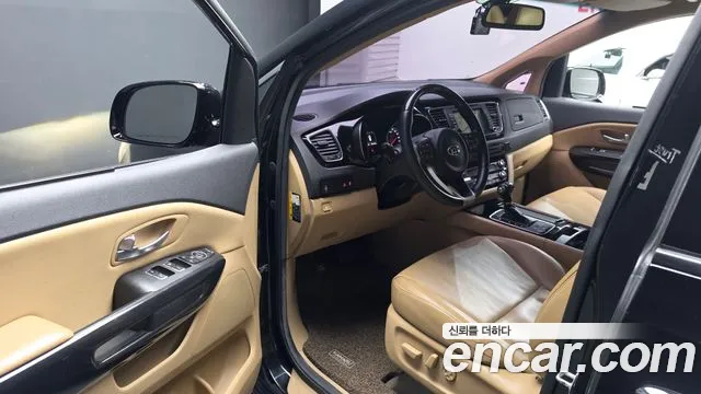 Kia Carnival — фото 10