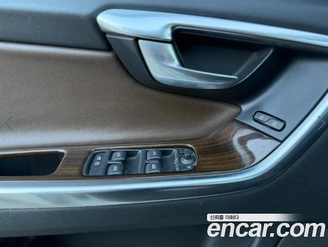 Volvo XC60 — фото 10
